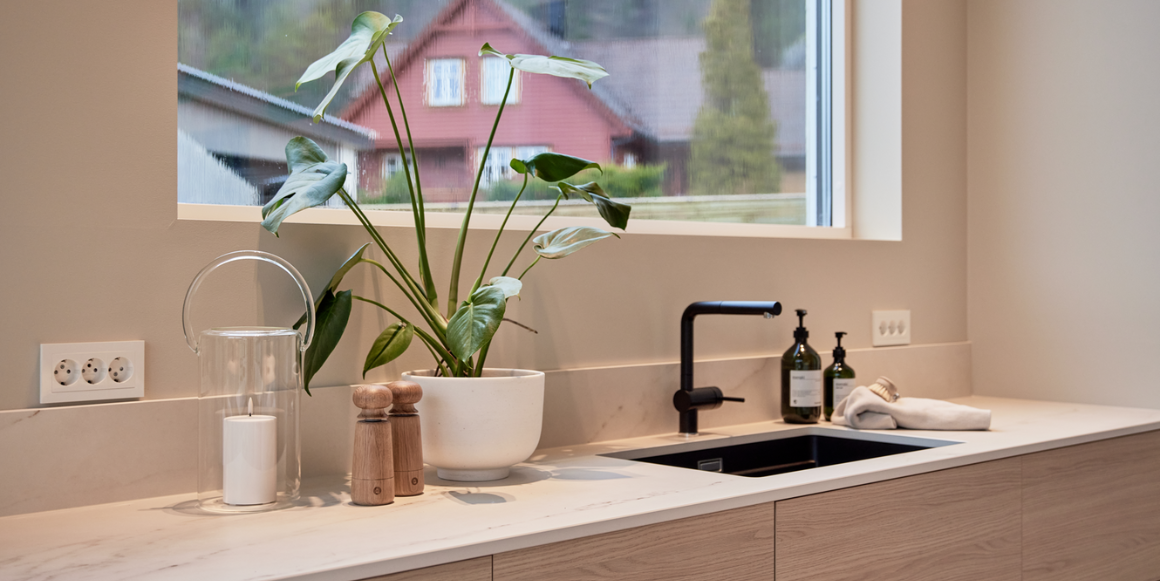 kjøkken med fokus på kjøkkenbenk og servant