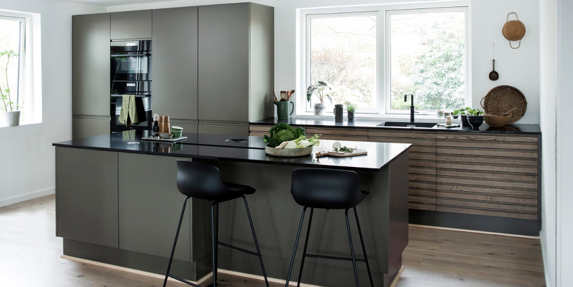 Kjøkken i Oak Line fra Aubo med benkeplate i mørk kompositt. Foto: AUBO