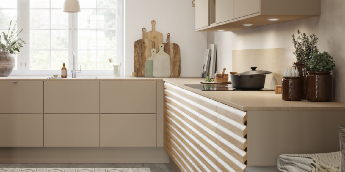 moderne kjøkken med lyse fronter og spilefronter