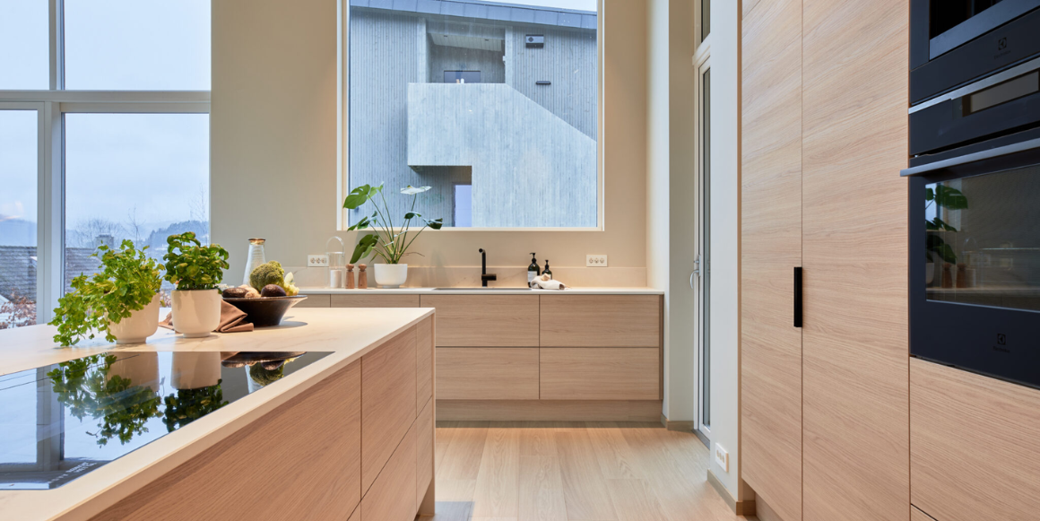 kjøkken fra aubo med fokus på sokkellist mellom skrog og gulv