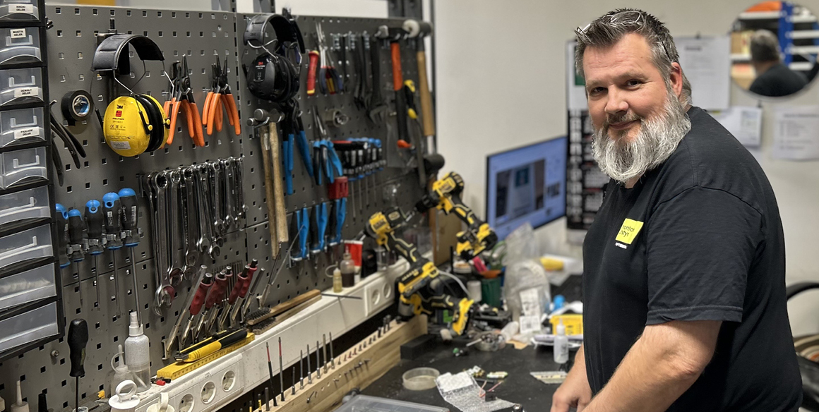 Holdningsendring: Svein Åge Helberg hos Montasjeutstyr på Sandmoen i Trondheim har reparert verktøy i mer enn 25 år. Han har sett en klar holdnings- endring hvor flere håndverkere nå velger å reparere fremfor å kjøpe nytt med en gang.