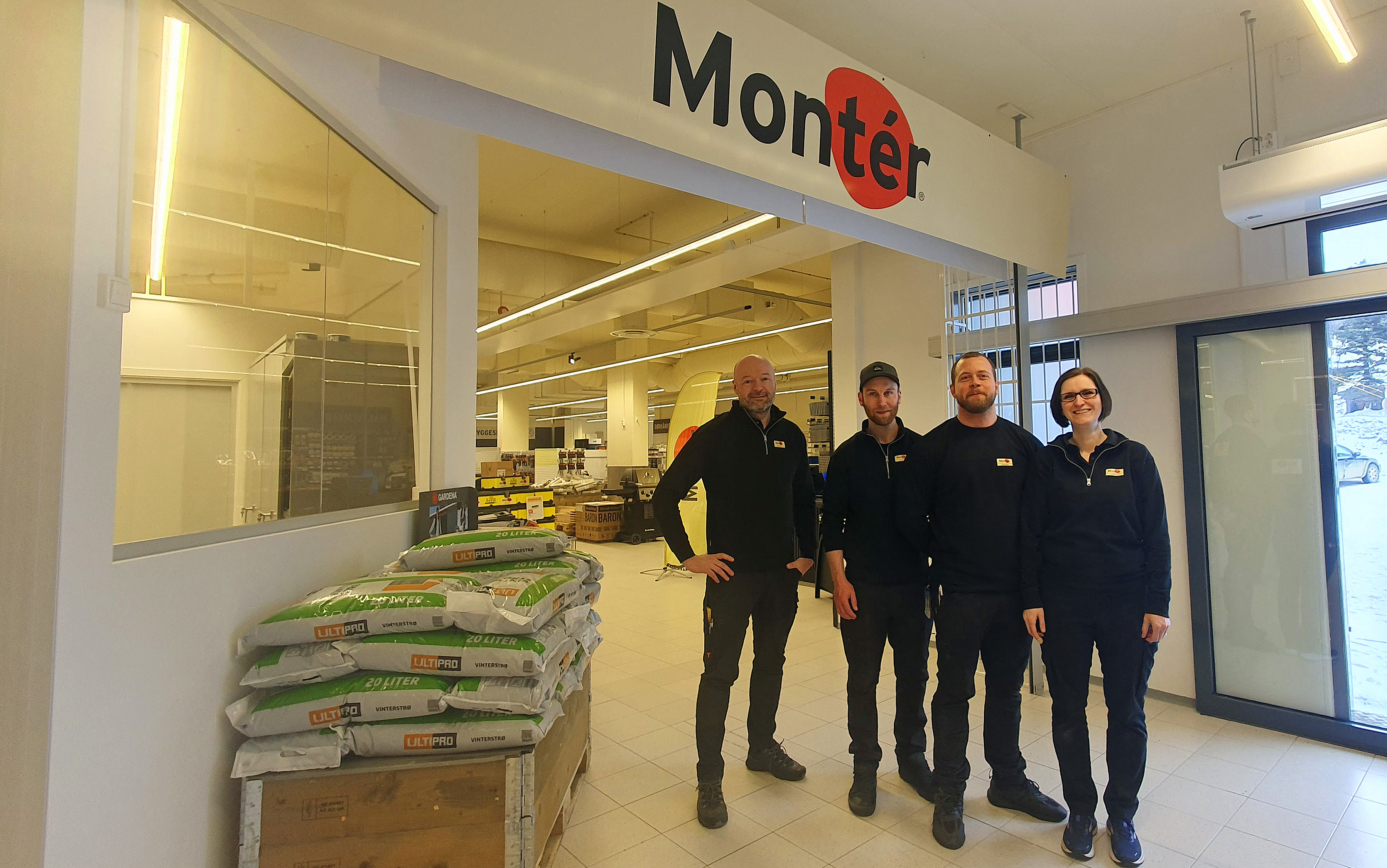 Montér åpner ny butikk på Beitostølen fra venstre: Daglig leder Montér Beitostølen, Odd Blomlie, Eivind Strand Moen, Ole Thomas Steinde og Sissel Garvik