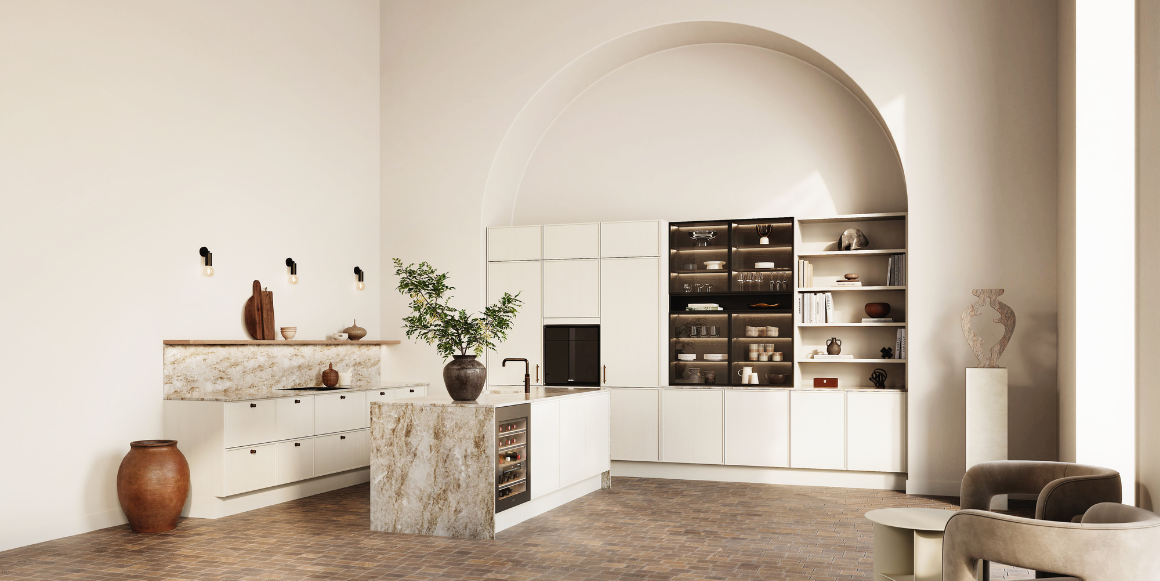 Ramo kjøkkenmodell fra Aubo med hvite fronter og benkeplate i marmor