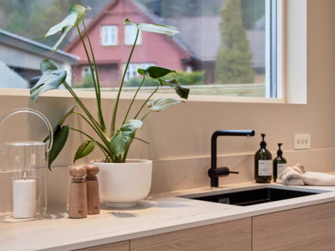 kjøkken med benkeplate og kjøkkenvask i fokus kjøkken med benkeplate og kjøkkenvask i fokus