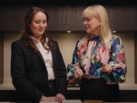 Kristin Skogheim og kjøkkenspesialist Sunniva Høiby Terna kjøkken fra Aubo i utførelsen Warm Grey.