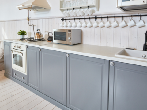 Har kjøkkenet ditt sett bedre dager, eller drømmer du bare om en frisk forandring? Se hvordan du kan forvandle kjøkkenets utseende med noen få strøk maling.