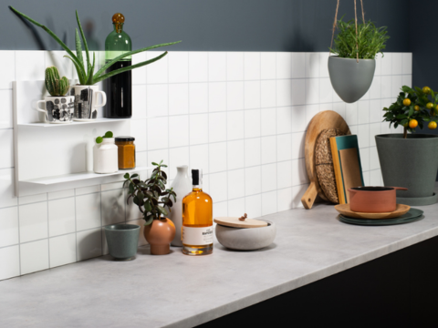 Slik monterer du benkeplaten selv Enten du vurderer en oppgradering av ditt eksisterende kjøkken eller bygger et nytt kjøkken fra bunnen av, er det fullt mulig å montere benkeplaten helt på egenhånd. Her er guiden!