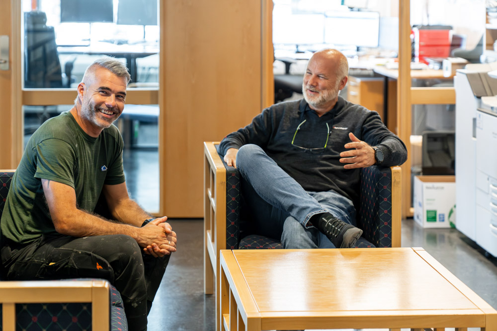 kunde og ansatt i Optimera som gir hverandre en fist bump