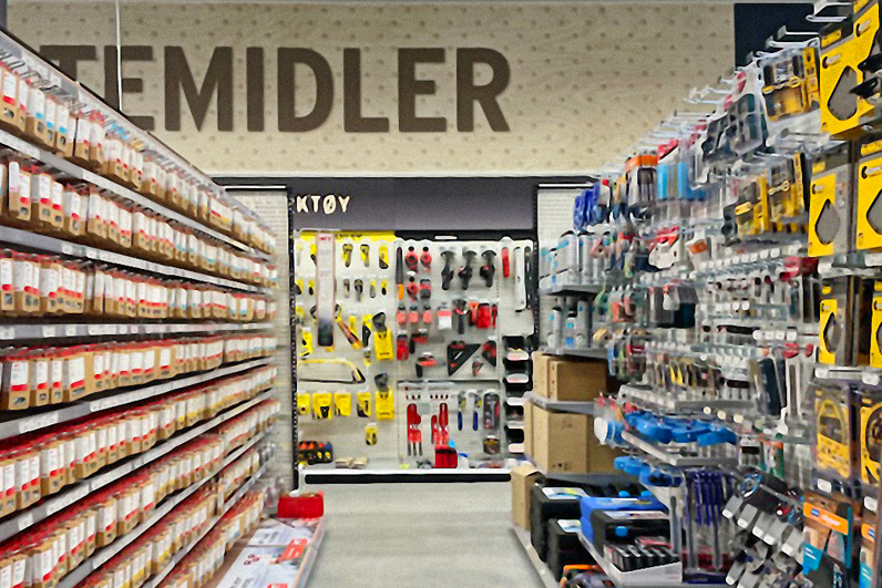 Et bredt utvalg av verktøy, festemidler og arbeidsklær hos Optimera.