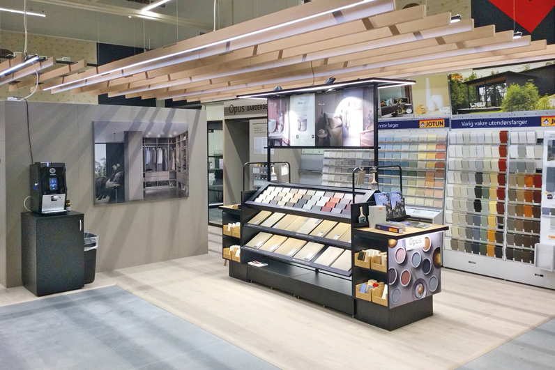 Interiørbordet på Montér Bryne - her kan kundene komme og la seg inspirere til neste byggeprosjekt, enten du trenger maling, listverk eller gulv.