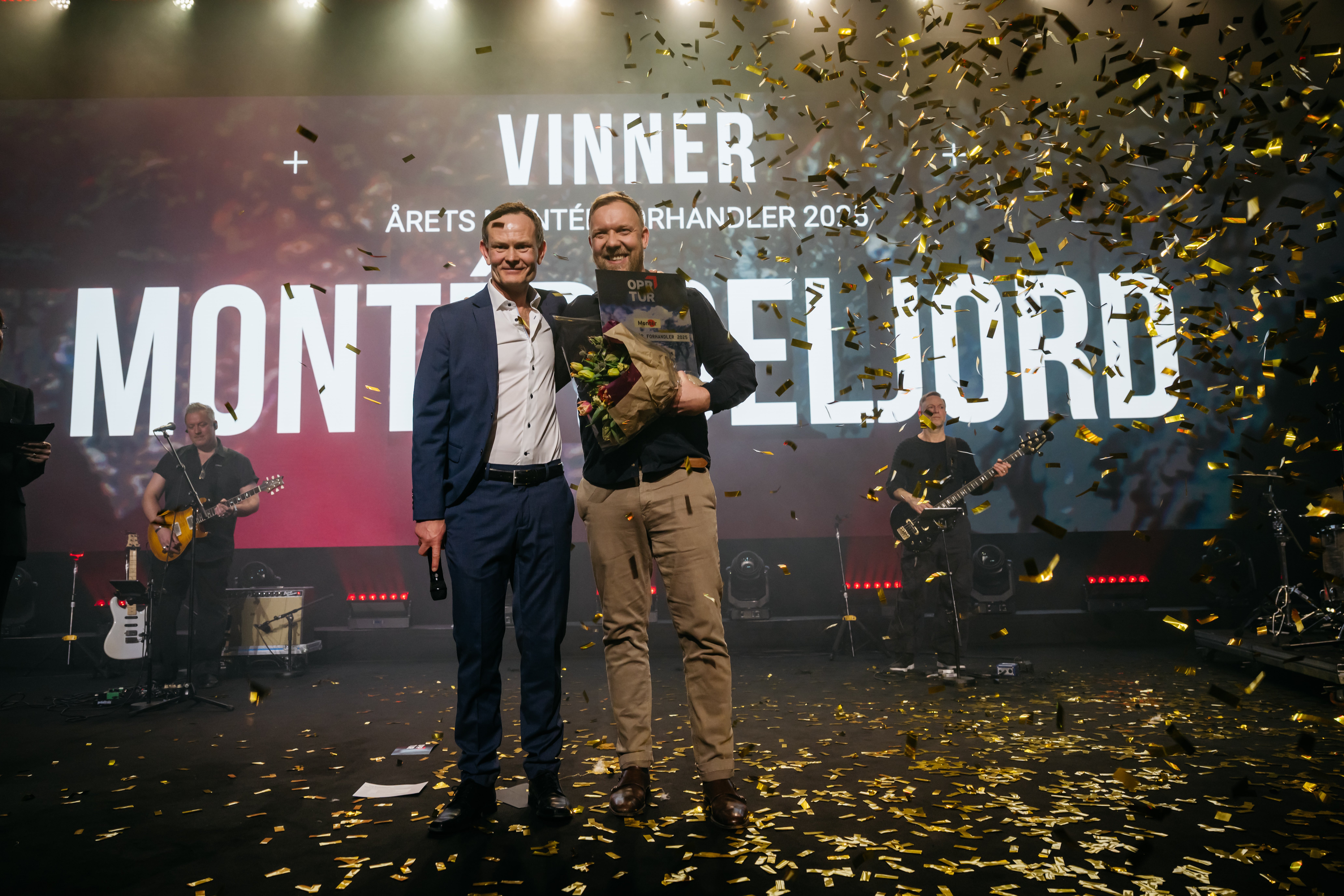 Årets Monter-forhandler: Fra venstre: Direktør for handel i Optimera, Sondre Opheim og daglig leder og medeier Montér Seljord Kenneth Solås. Foto: Erik Krafft/ Optimera