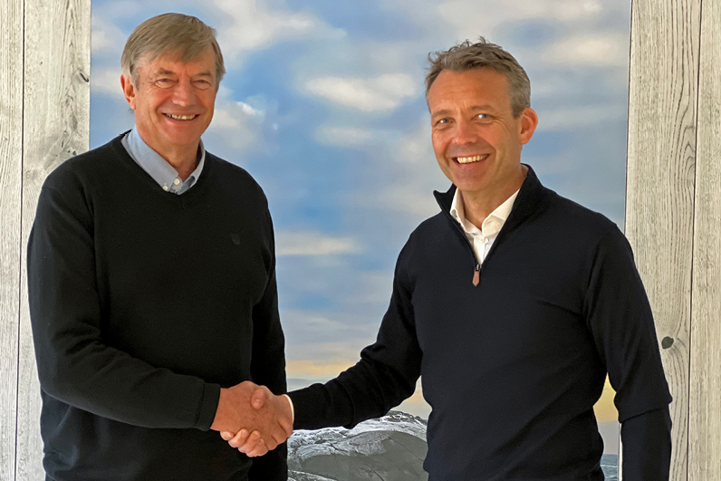 Ledelsen i de to selskapene Optimera og KI i håndtrykk om videre samarbeid. 