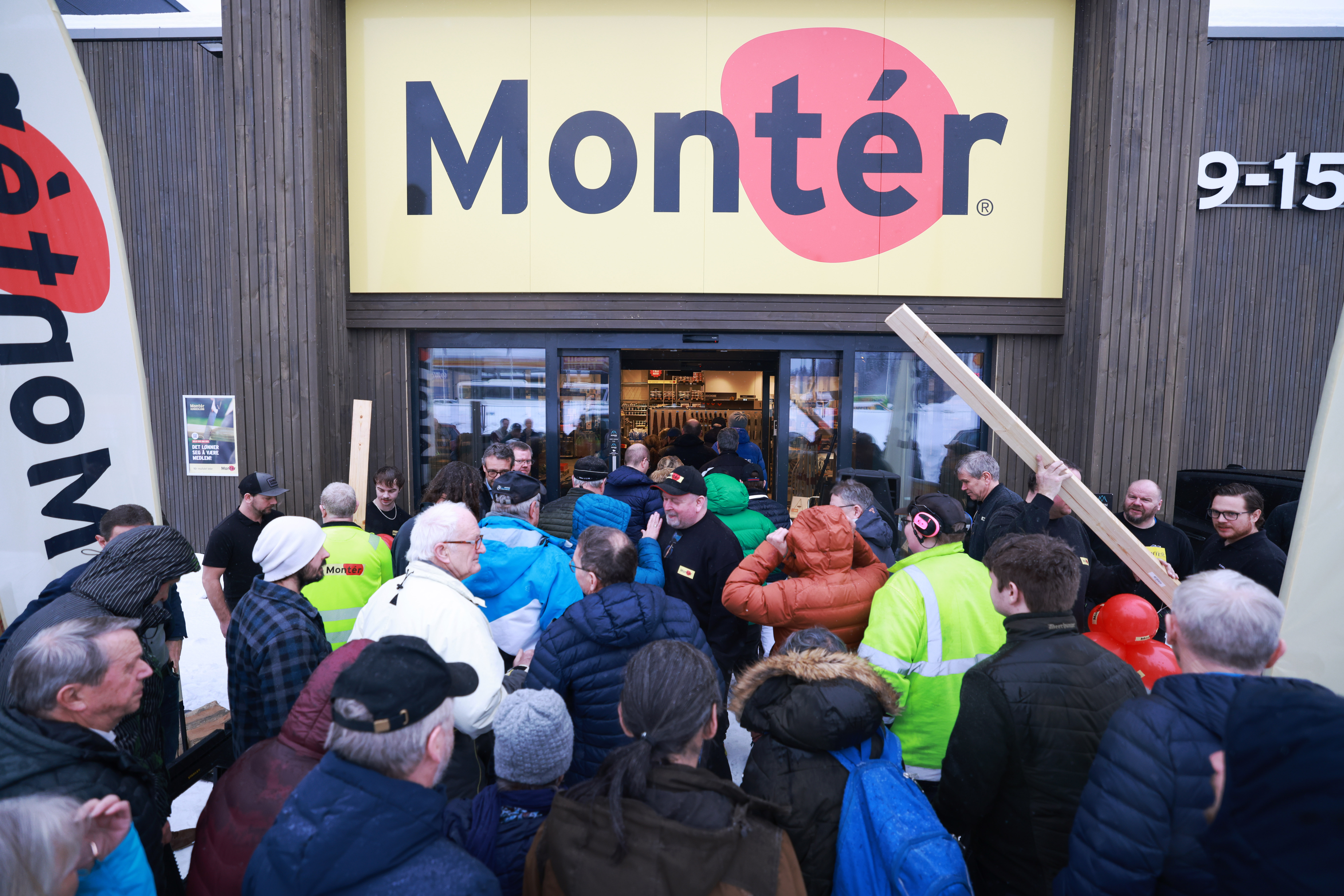 Mennesker som går inn i det nye Montér byggevarehuset i Trysil Mennesker som går inn i det nye Montér byggevarehuset i Trysil