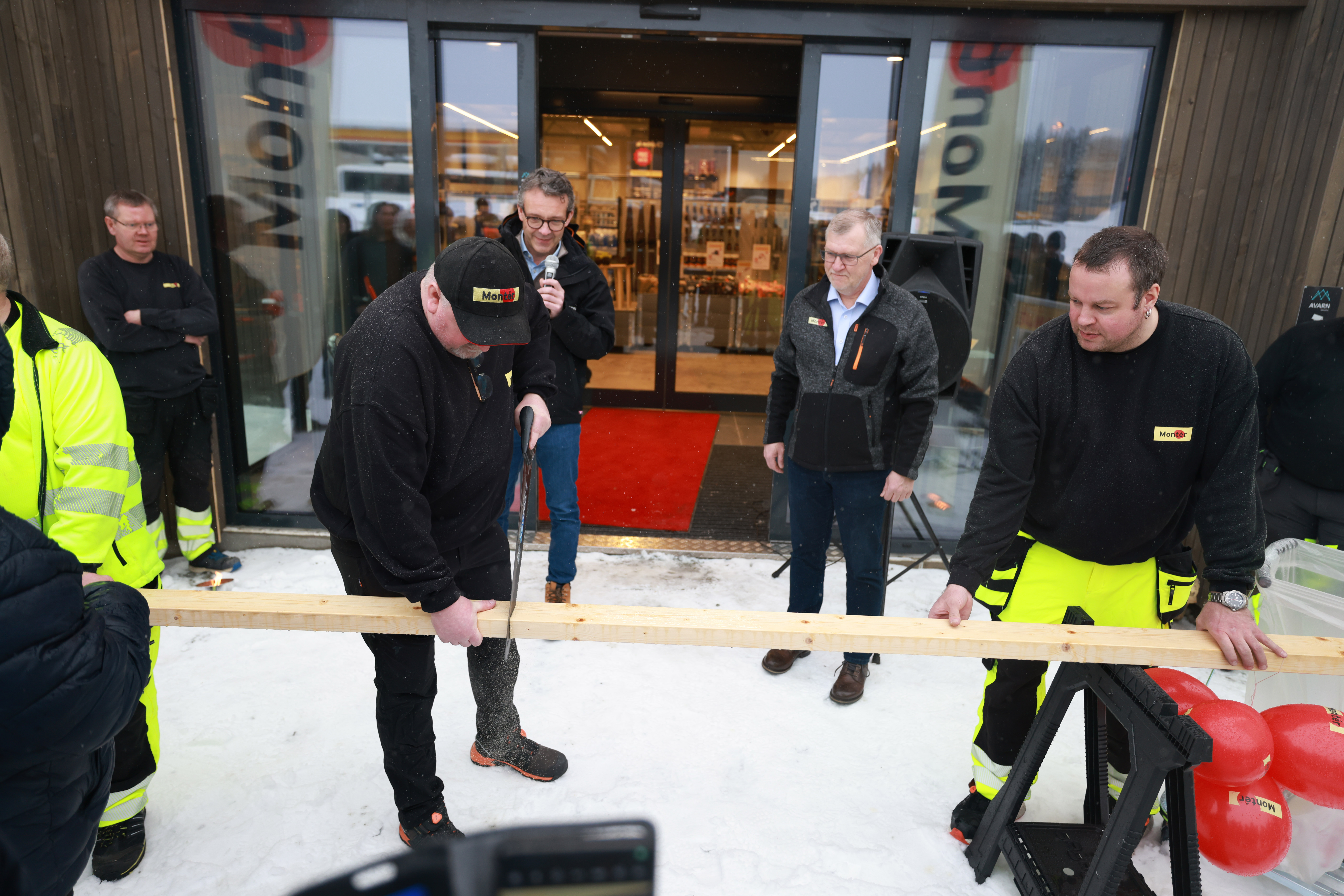 Daglig leder Knut Oddgeir Støa kapper en planke under åpningen av nytt byggevarehus