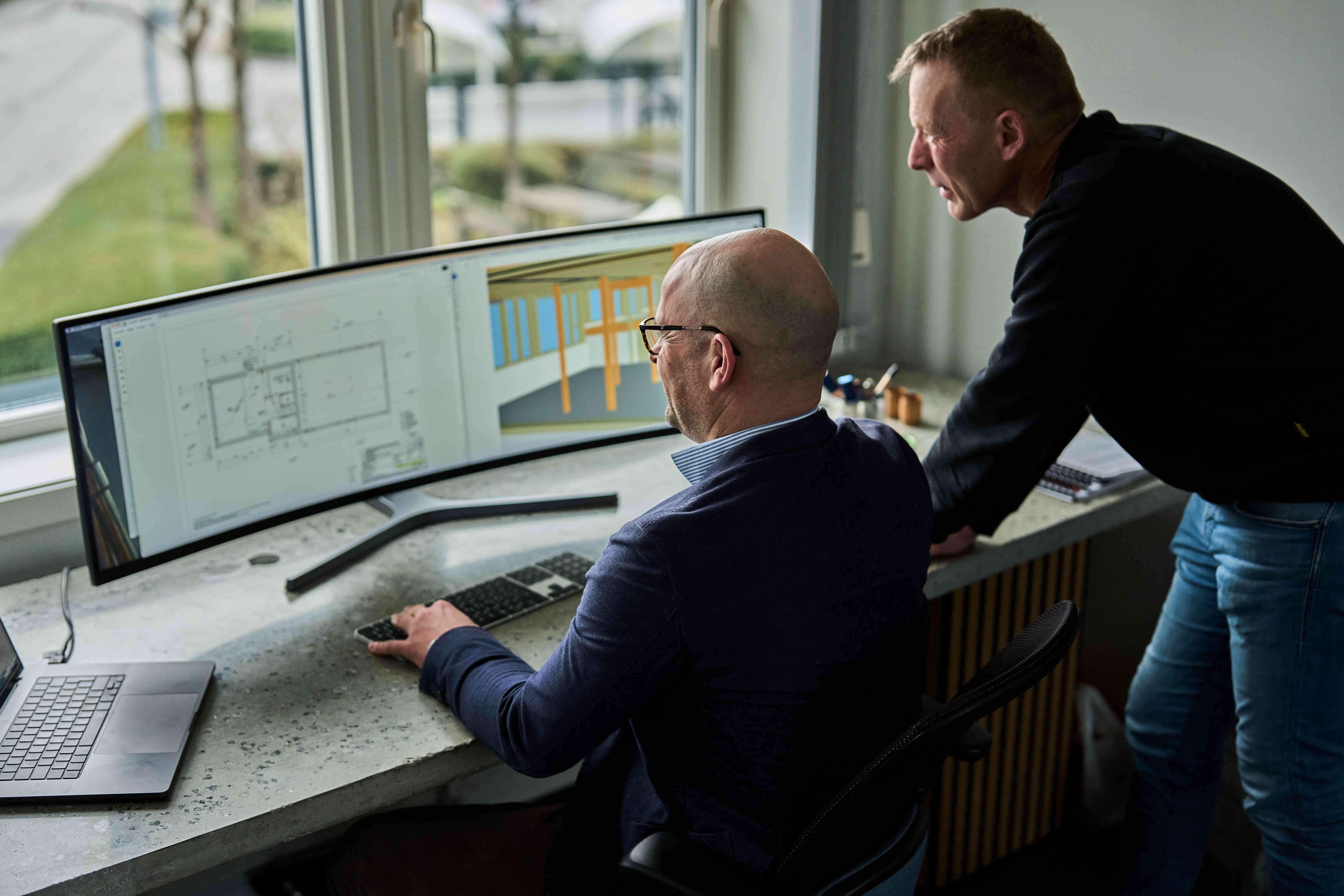 Daglig leder i Fram Bolig, Stig H. Nordbø, får sjekket alt av tegninger hos Optimeras eksperter for å sikre seg at de er innenfor gjeldende krav og forskrifter. 