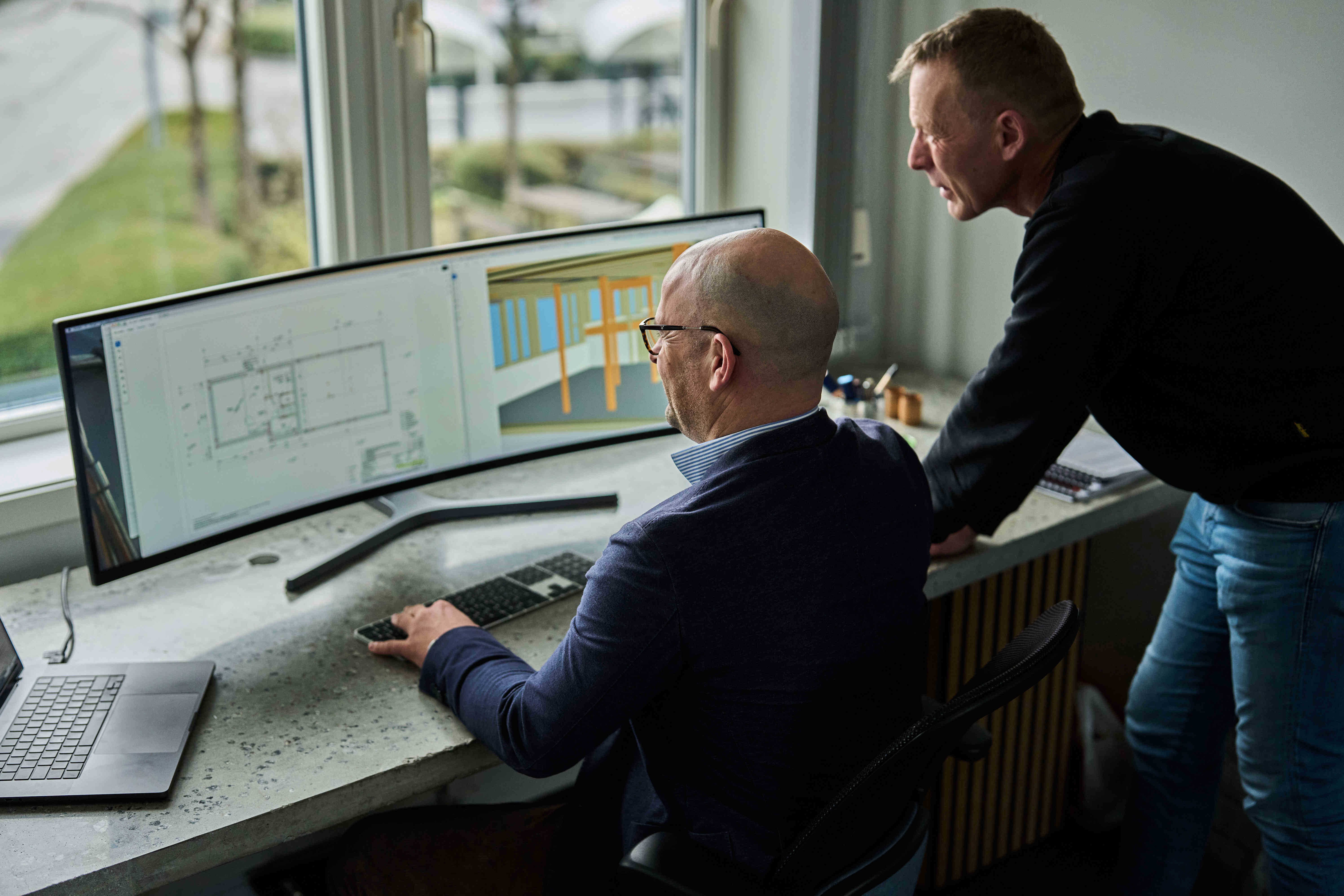 Daglig leder i Fram Bolig, Stig H. Nordbø, får sjekket alt av tegninger hos Optimeras eksperter for å sikre seg at de er innenfor gjeldende krav og forskrifter. 