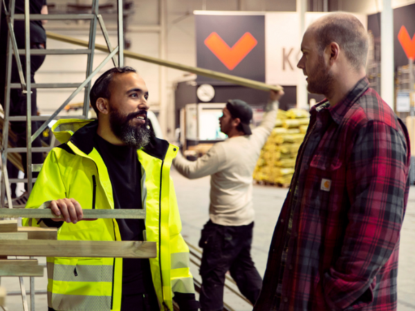 kunde og ansatt i Optimera som gir hverandre en fist bump kunde og ansatt i Optimera som gir hverandre en fist bump