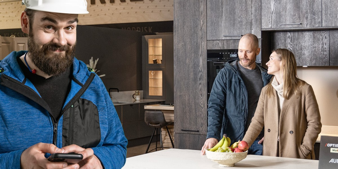 Par som skal kjøpe kjøkken, og profesjonell håndverker som formidler kjøkken fra danske AUBO.