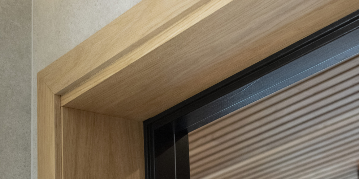 Listverk og utforing rundt vindu med listverk fra Combiwood Barkevik.