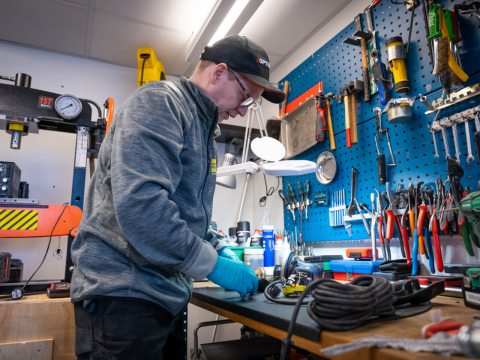 Ansatt ved verkstedet hos Montasjeutstyr Hansen og Krogh