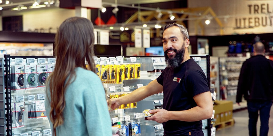 Ansatte i Montér byggevarehus som hjelper kunde