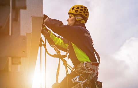 Fallsikring for en tryggere hverdag: utstyr, sertifisering og kurs