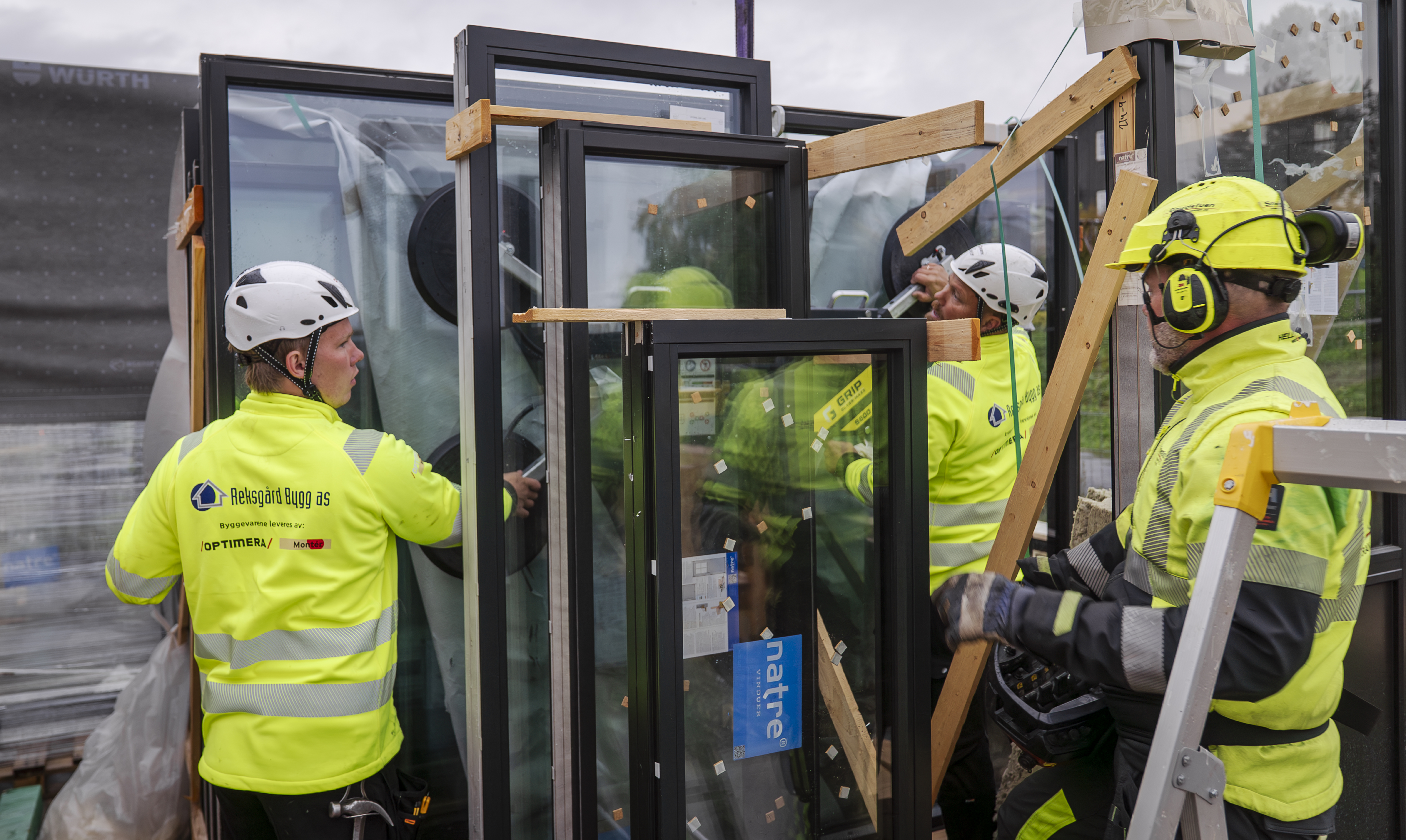 Hvorfor velge Optimera ved kjøp av dører og vinduer? Prosjektkoordinator hos Optimera i møte om vindusløsning